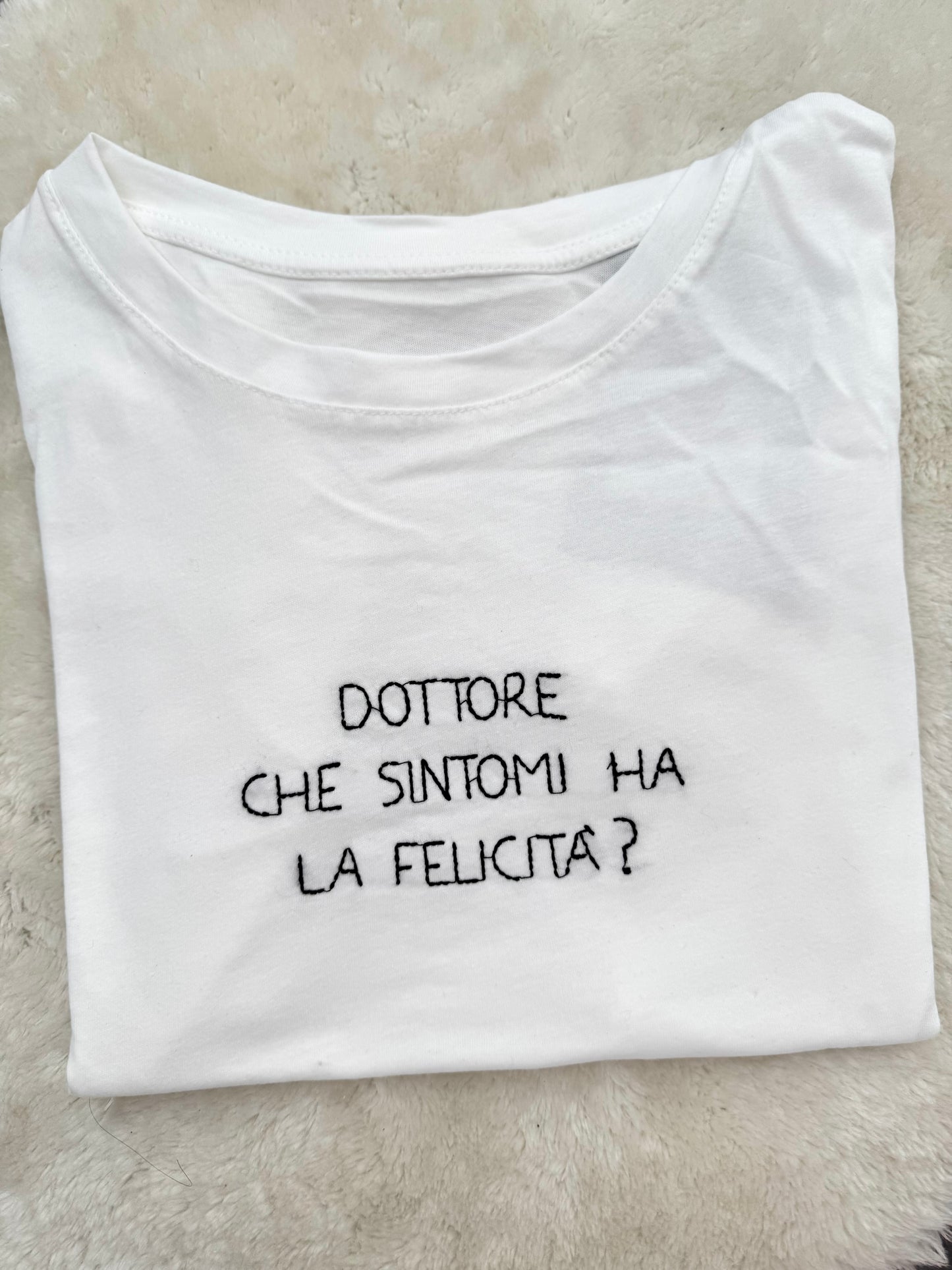 T-Shirt “Dottore che sintomi ha la felicità?”
