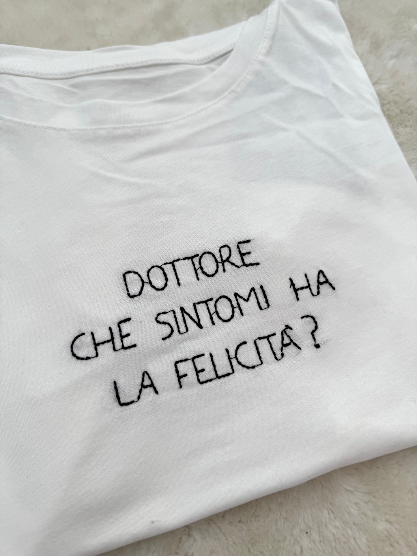 T-Shirt “Dottore che sintomi ha la felicità?”