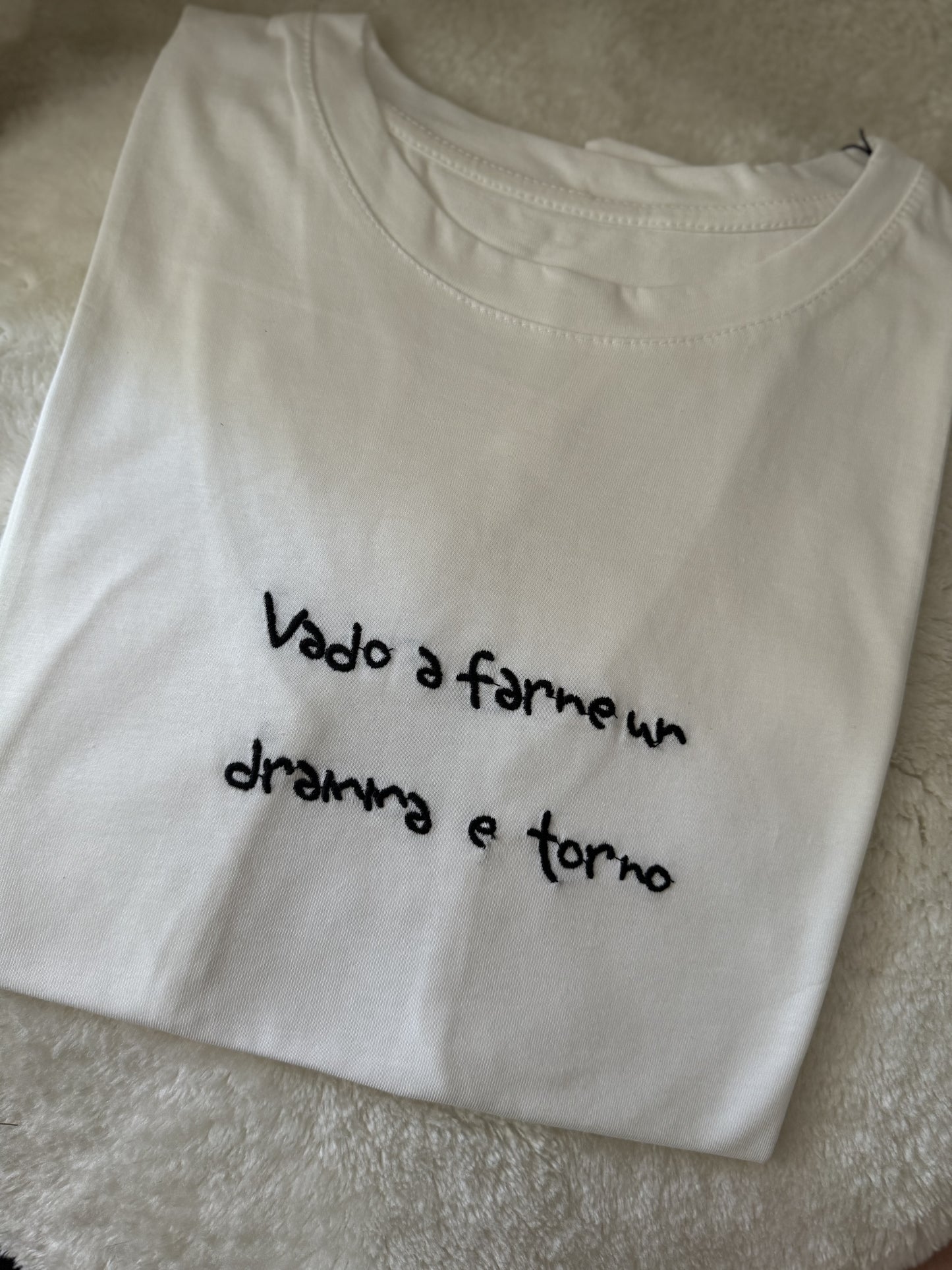 T-Shirt “Vado a farne un dramma e torno”